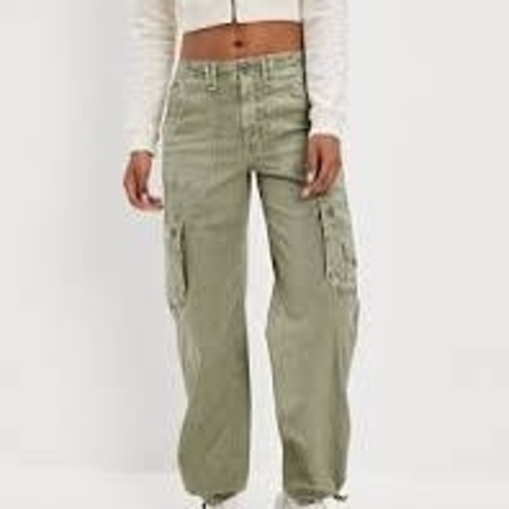 American Eagle Outfitters Baggy Cargo Jogger Size 6